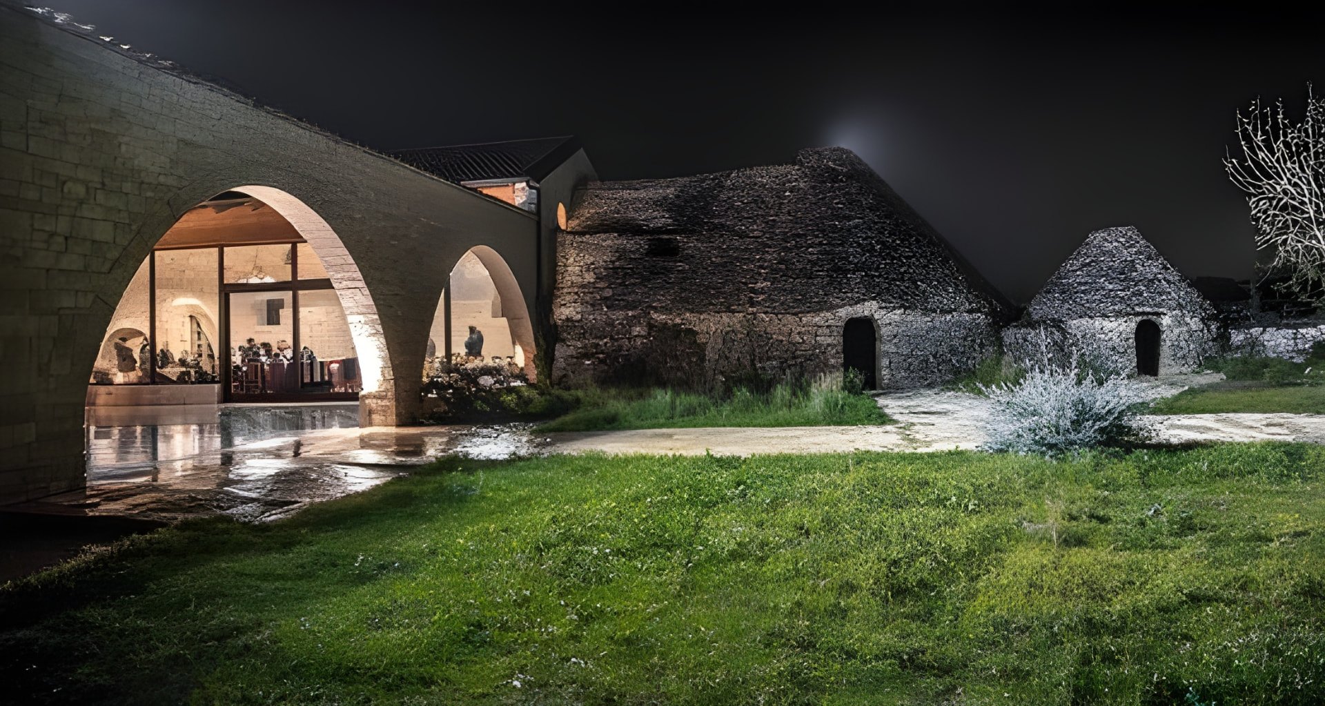 Agriturismo Ruvo di Puglia: la masseria in pietra illuminata di notte con il trullo nella Murgia barese